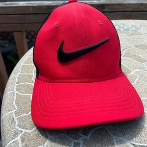 YOUTH NIKE HAT RED